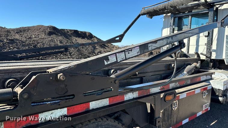 image for item ER7507 2017 Mack GU813 roll-off container truck
