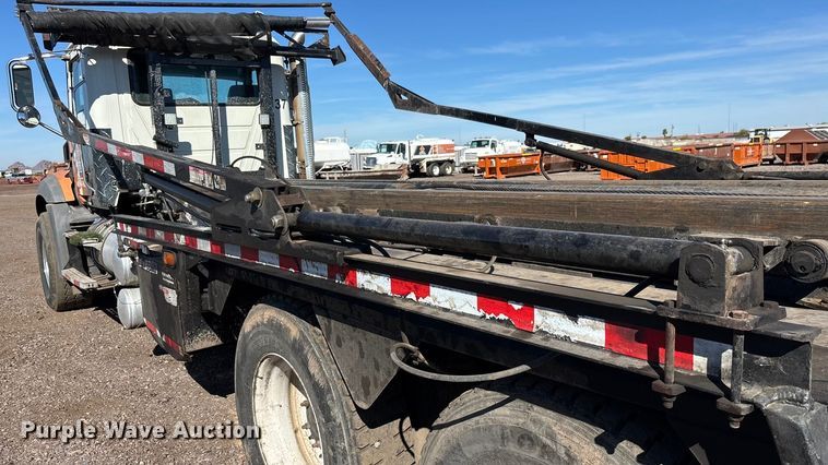 image for item ER7507 2017 Mack GU813 roll-off container truck