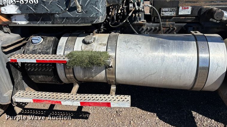 image for item ER7507 2017 Mack GU813 roll-off container truck