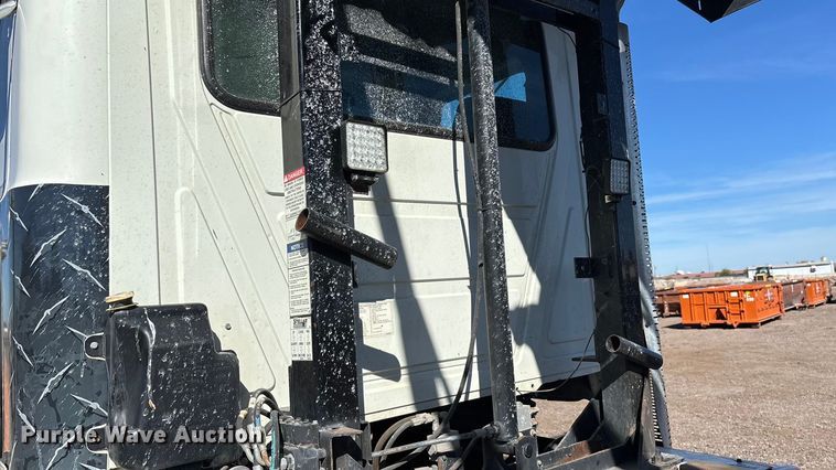 image for item ER7507 2017 Mack GU813 roll-off container truck