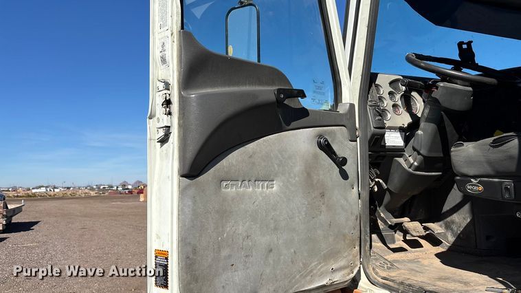 image for item ER7507 2017 Mack GU813 roll-off container truck