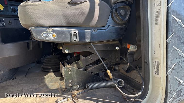 image for item ER7507 2017 Mack GU813 roll-off container truck