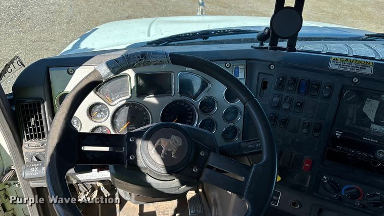 image for item ER7507 2017 Mack GU813 roll-off container truck