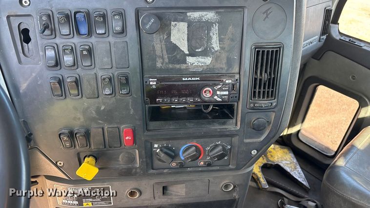 image for item ER7507 2017 Mack GU813 roll-off container truck