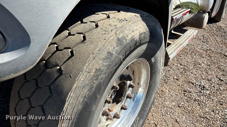 image for item ER7507 2017 Mack GU813 roll-off container truck