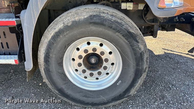 image for item ER7507 2017 Mack GU813 roll-off container truck