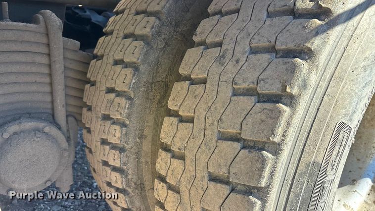 image for item ER7507 2017 Mack GU813 roll-off container truck