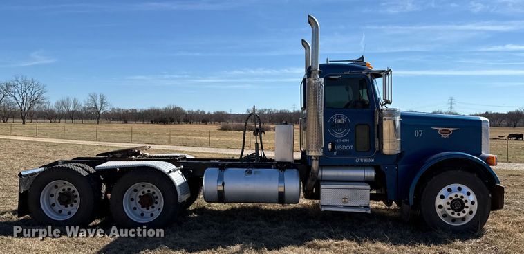 image for item ES5826 2007 Peterbilt 379 semi truck