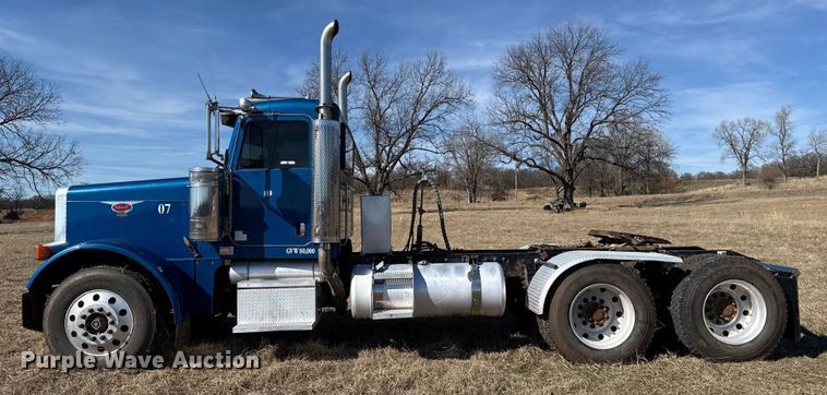image for item ES5826 2007 Peterbilt 379 semi truck