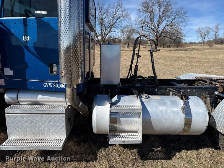 image for item ES5826 2007 Peterbilt 379 semi truck