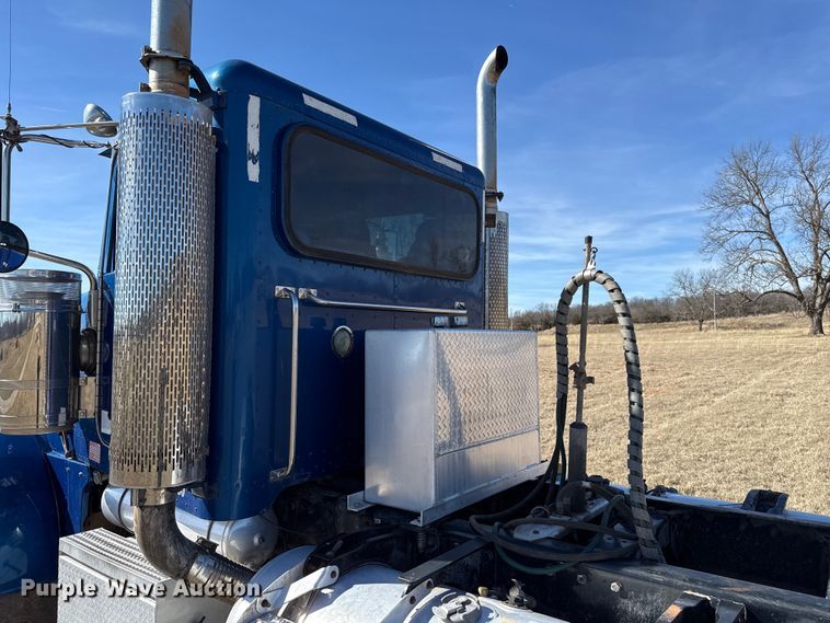 image for item ES5826 2007 Peterbilt 379 semi truck