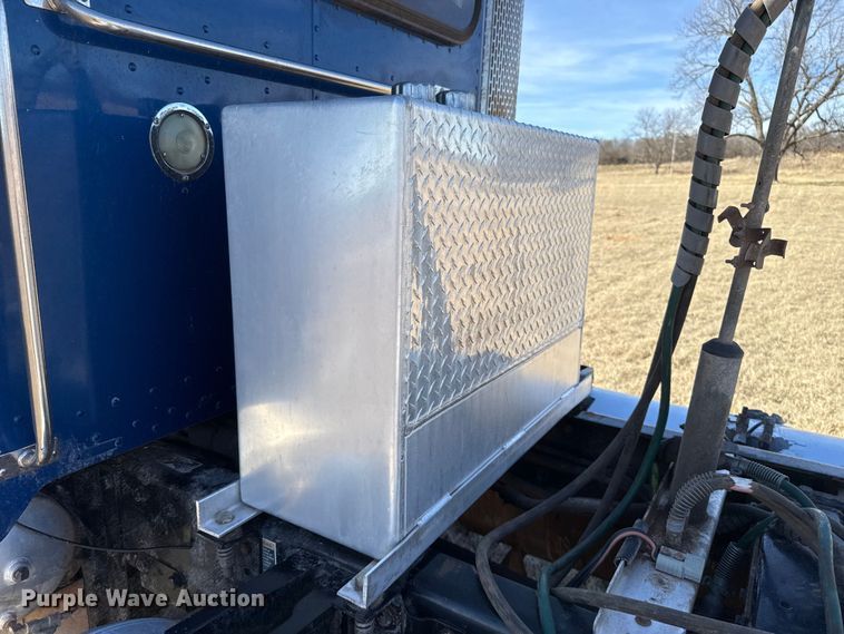 image for item ES5826 2007 Peterbilt 379 semi truck