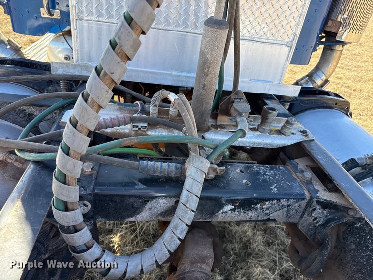 image for item ES5826 2007 Peterbilt 379 semi truck