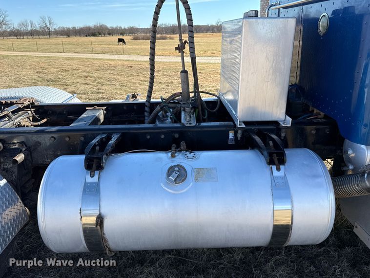 image for item ES5826 2007 Peterbilt 379 semi truck