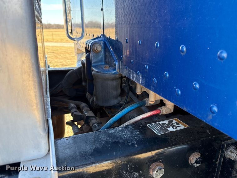 image for item ES5826 2007 Peterbilt 379 semi truck