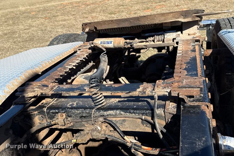 image for item ES5826 2007 Peterbilt 379 semi truck