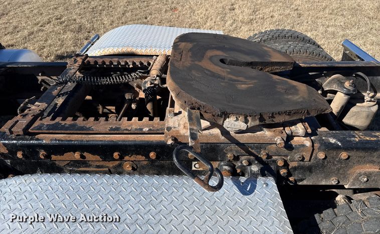 image for item ES5826 2007 Peterbilt 379 semi truck