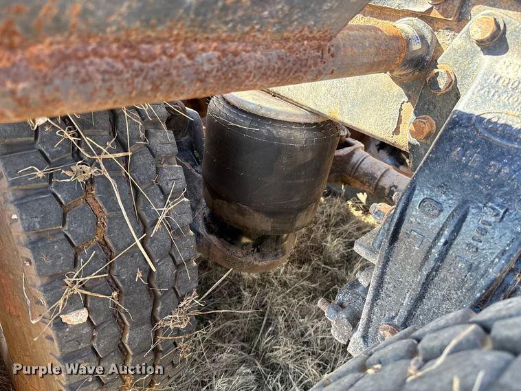 image for item ES5826 2007 Peterbilt 379 semi truck