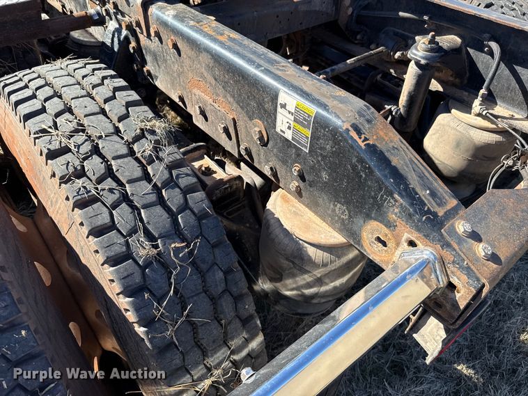 image for item ES5826 2007 Peterbilt 379 semi truck