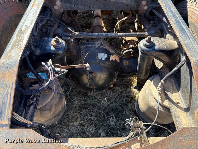 image for item ES5826 2007 Peterbilt 379 semi truck