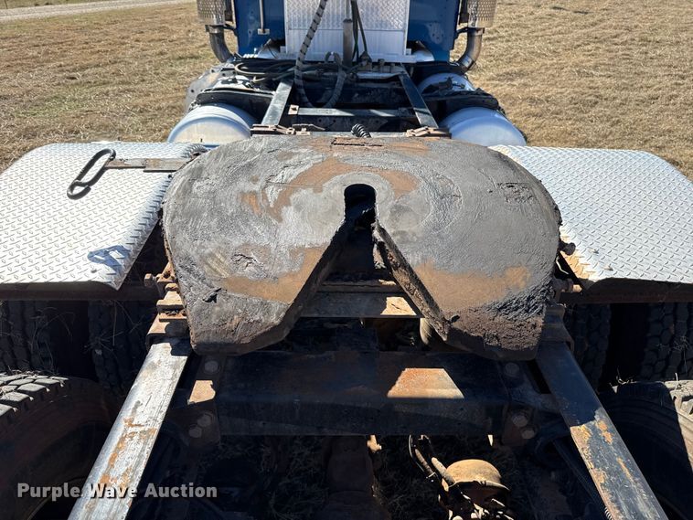 image for item ES5826 2007 Peterbilt 379 semi truck