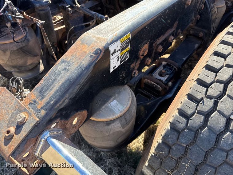 image for item ES5826 2007 Peterbilt 379 semi truck