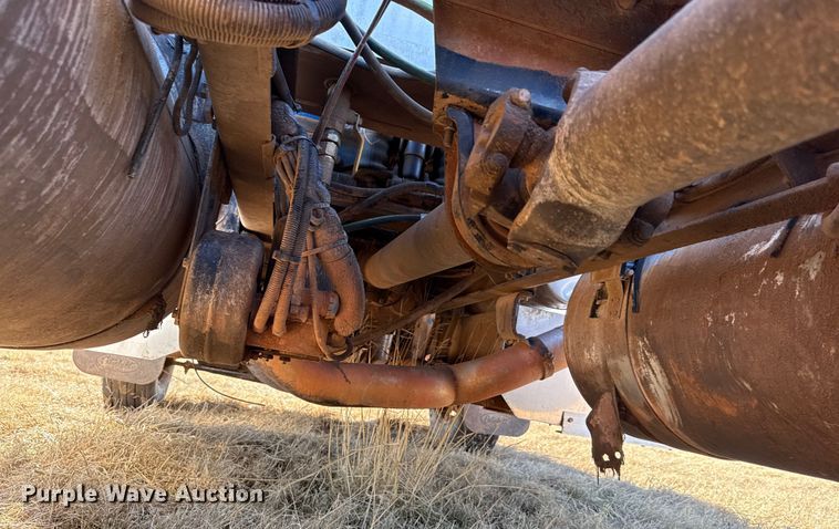 image for item ES5826 2007 Peterbilt 379 semi truck