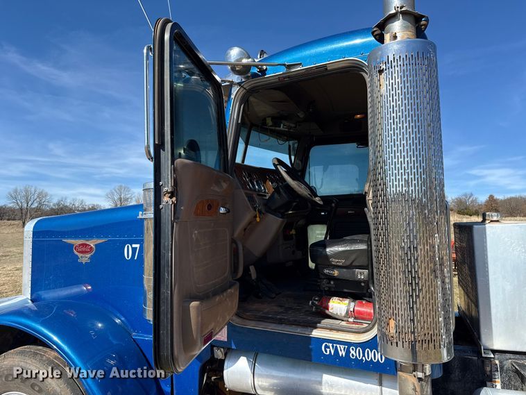 image for item ES5826 2007 Peterbilt 379 semi truck