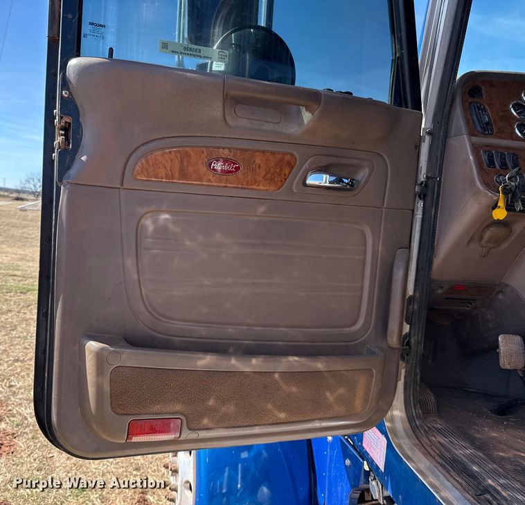 image for item ES5826 2007 Peterbilt 379 semi truck