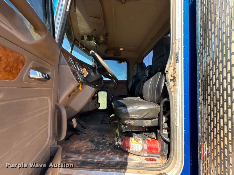 image for item ES5826 2007 Peterbilt 379 semi truck