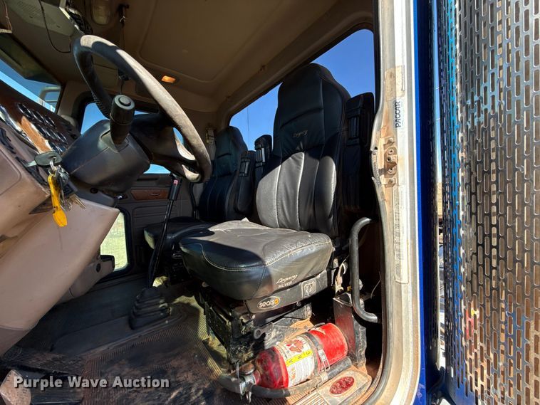 image for item ES5826 2007 Peterbilt 379 semi truck