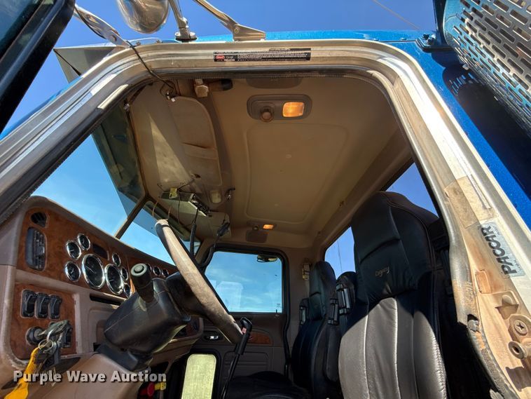 image for item ES5826 2007 Peterbilt 379 semi truck