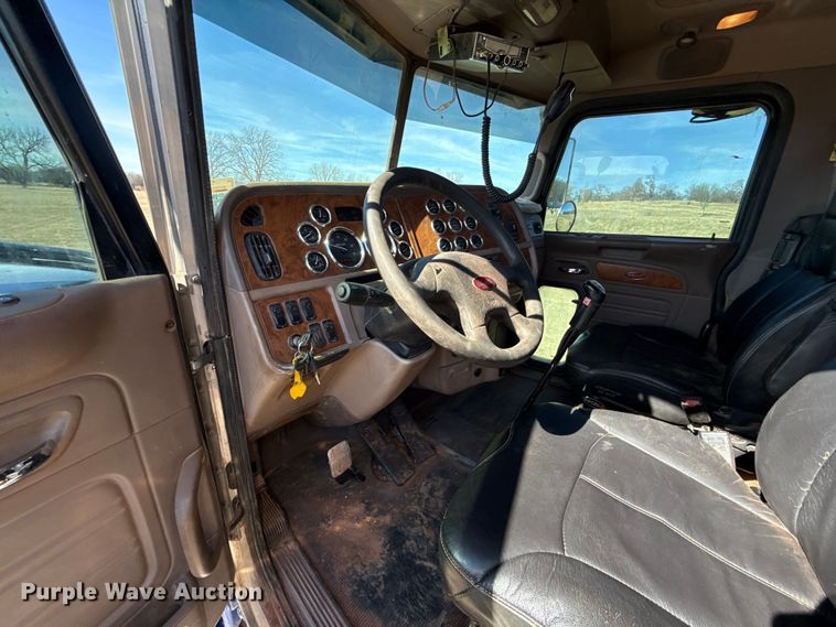 image for item ES5826 2007 Peterbilt 379 semi truck
