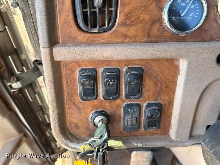 image for item ES5826 2007 Peterbilt 379 semi truck