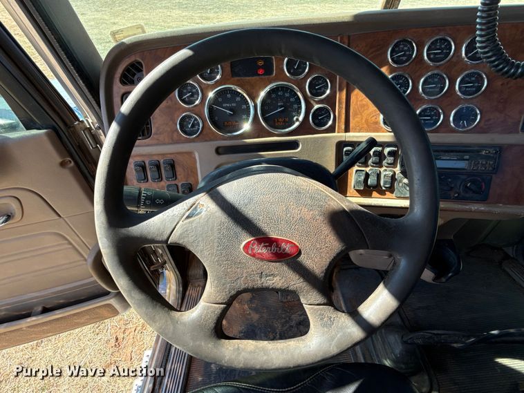 image for item ES5826 2007 Peterbilt 379 semi truck