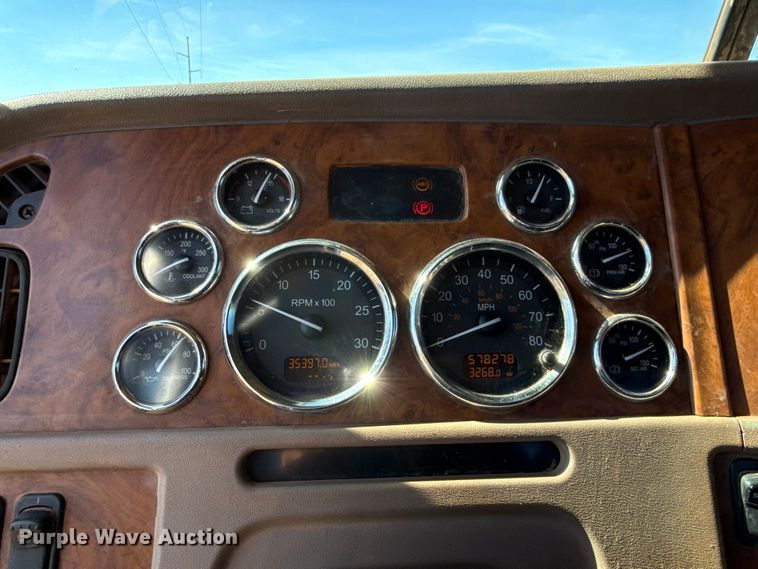 image for item ES5826 2007 Peterbilt 379 semi truck
