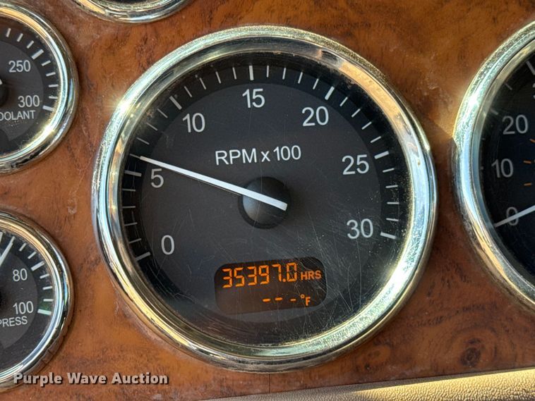 image for item ES5826 2007 Peterbilt 379 semi truck