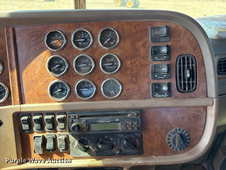 image for item ES5826 2007 Peterbilt 379 semi truck