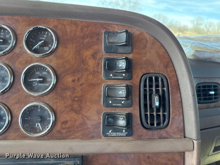 image for item ES5826 2007 Peterbilt 379 semi truck