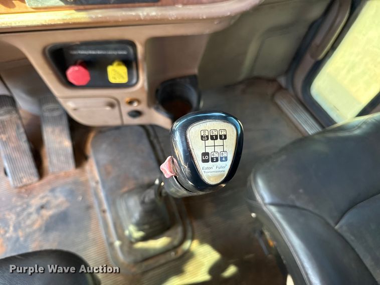 image for item ES5826 2007 Peterbilt 379 semi truck