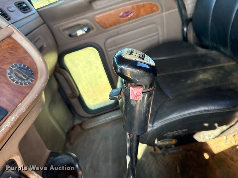 image for item ES5826 2007 Peterbilt 379 semi truck