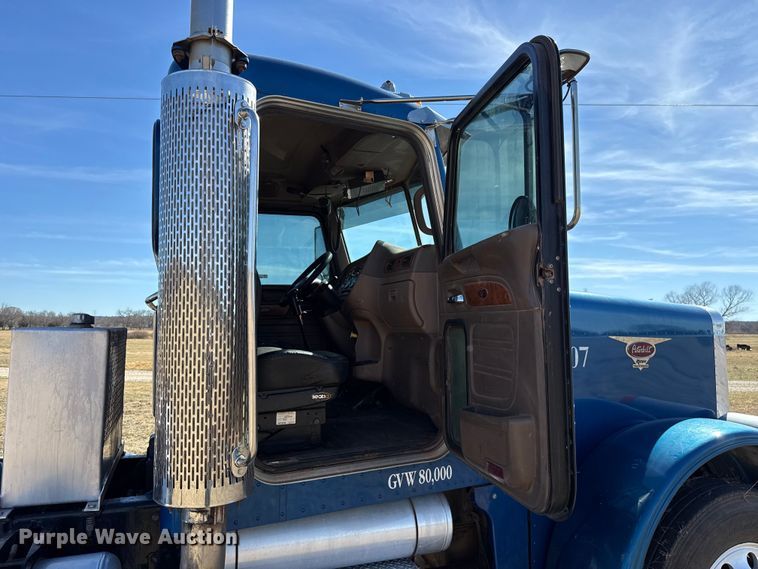 image for item ES5826 2007 Peterbilt 379 semi truck