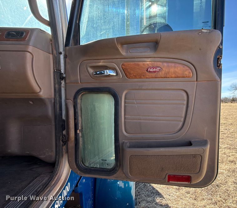 image for item ES5826 2007 Peterbilt 379 semi truck