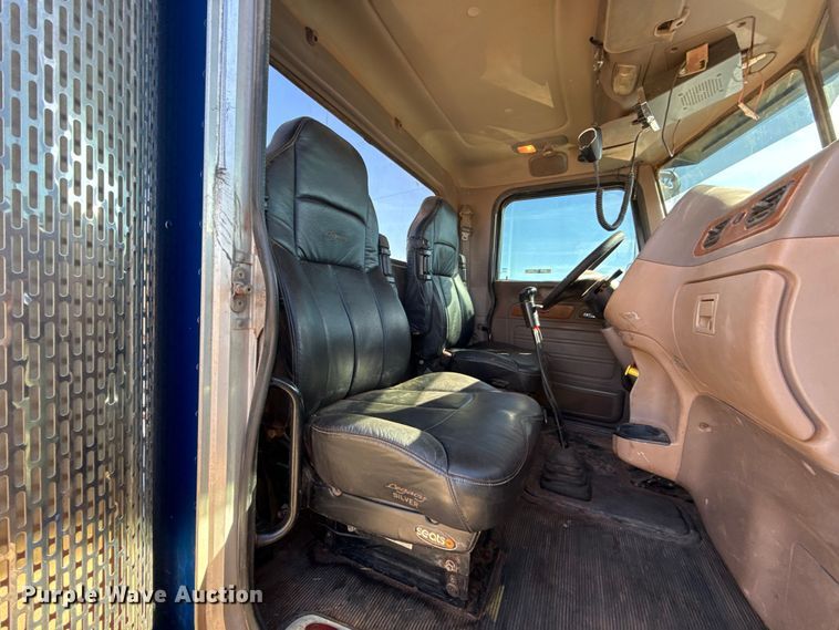 image for item ES5826 2007 Peterbilt 379 semi truck