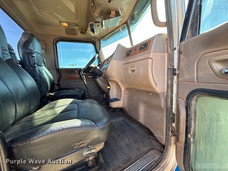 image for item ES5826 2007 Peterbilt 379 semi truck