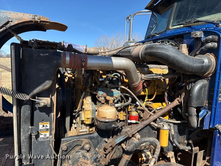 image for item ES5826 2007 Peterbilt 379 semi truck