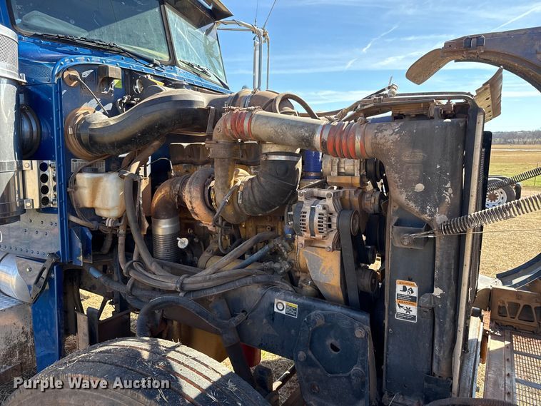 image for item ES5826 2007 Peterbilt 379 semi truck