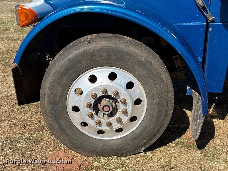 image for item ES5826 2007 Peterbilt 379 semi truck