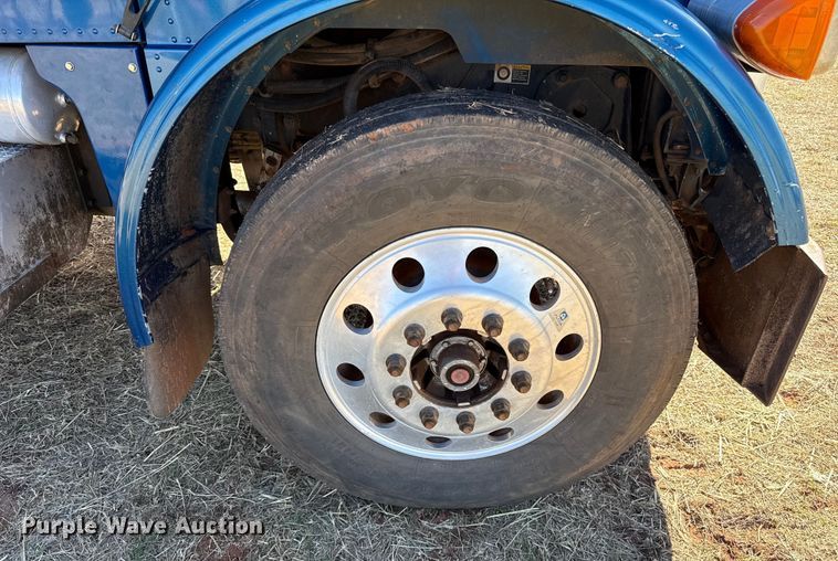 image for item ES5826 2007 Peterbilt 379 semi truck