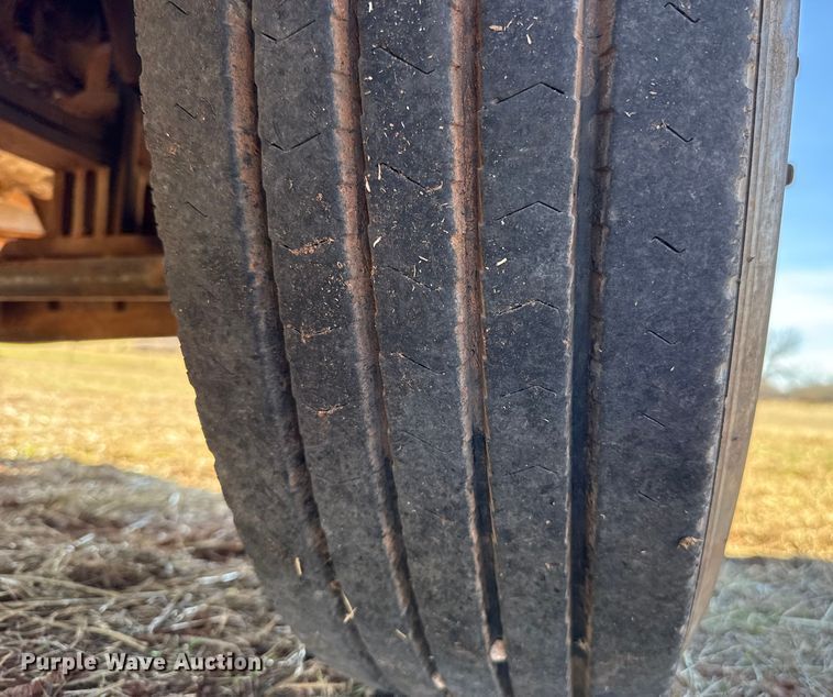 image for item ES5826 2007 Peterbilt 379 semi truck